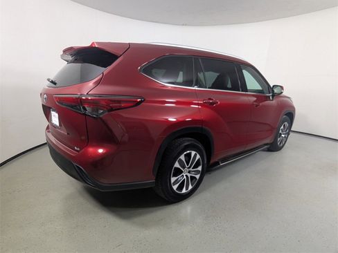 Used 2022 Toyota Highlander XLE image 7