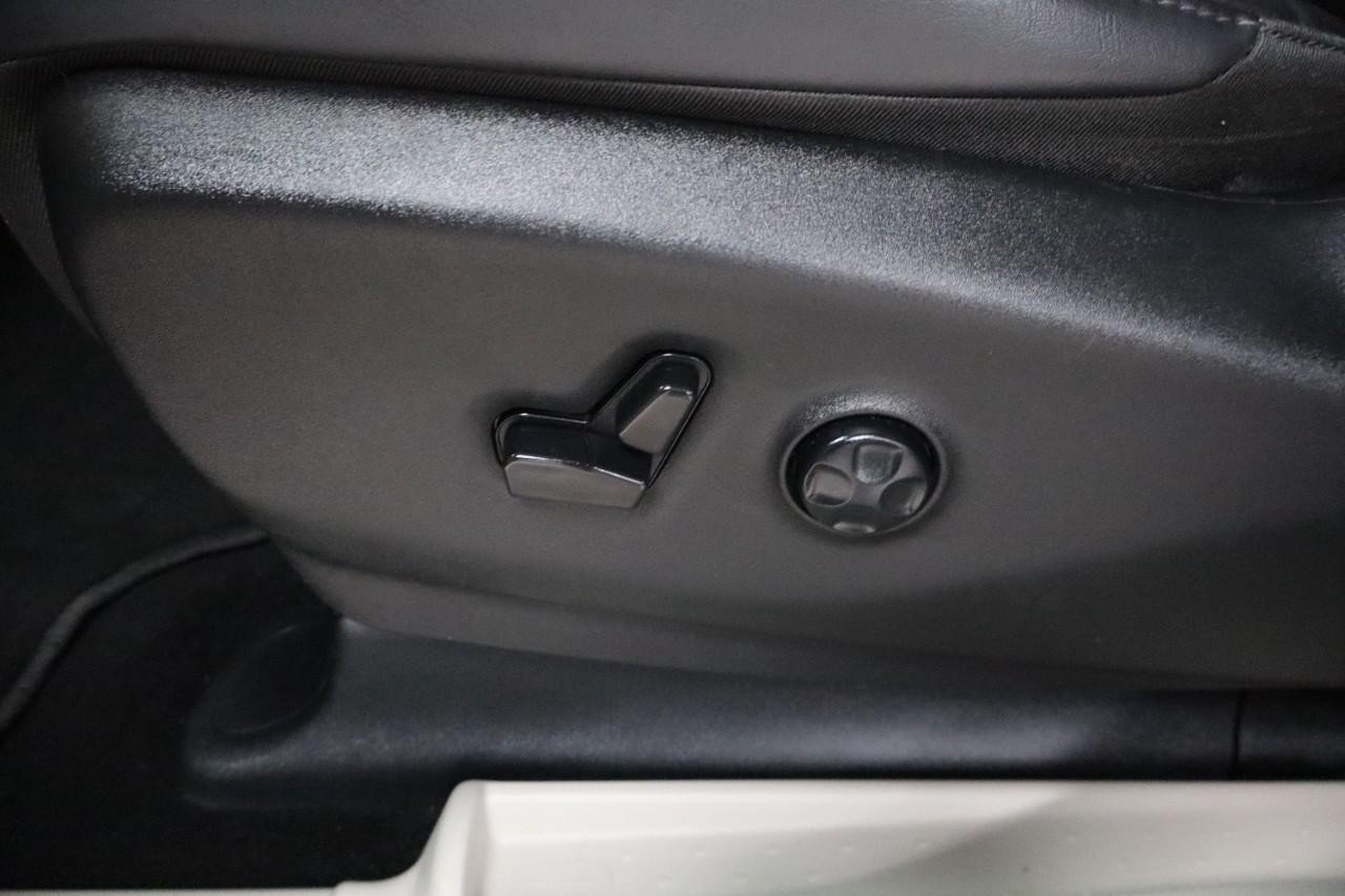 Used 2023 Chrysler Pacifica Touring-L FWD image 11