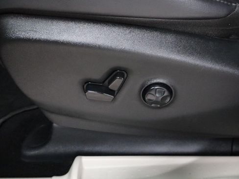 Used 2023 Chrysler Pacifica Touring-L FWD image 11