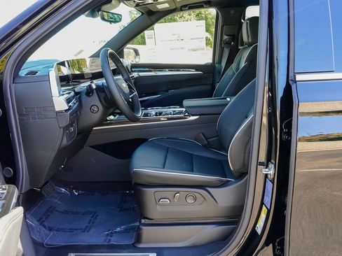 New 2026 Cadillac Escalade Luxury AWD/4WD image 13