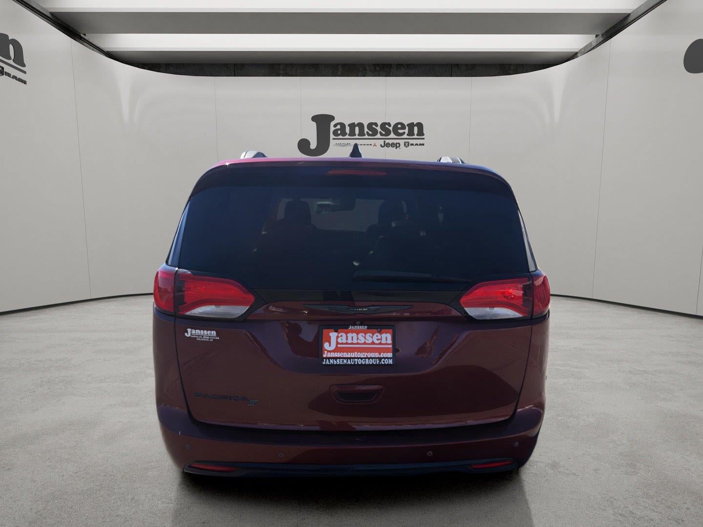 Used 2018 Chrysler Pacifica Touring-L Plus w/ Advanced Safetytec Group FWD image 3