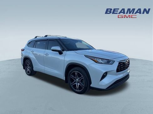 Used 2020 Toyota Highlander XLE image 3