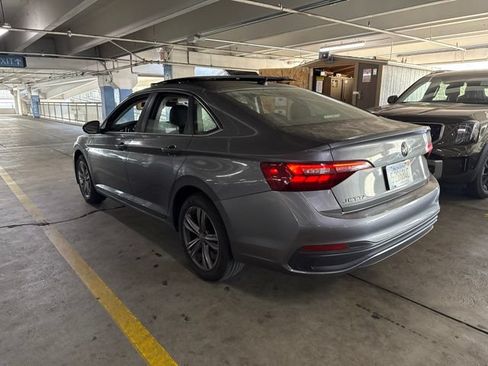 Used 2024 Volkswagen Jetta SE FWD image 4