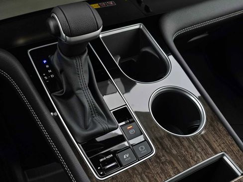 Certified 2025 Toyota Sienna Limited image 27