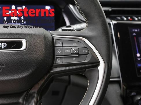 Used 2025 Jeep Grand Cherokee Altitude AWD/4WD image 16