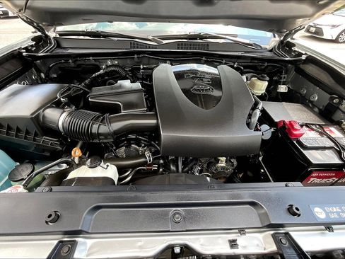 Used 2018 Toyota Tacoma SR5 RWD image 10