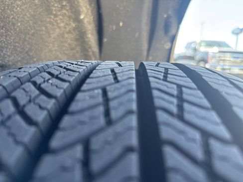 Used 2026 Chevrolet Suburban LT image 8