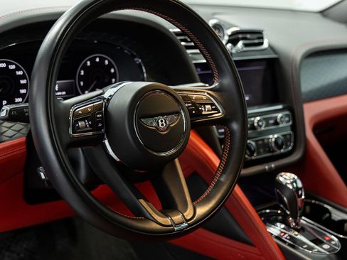 Used 2021 Bentley Bentayga image 35