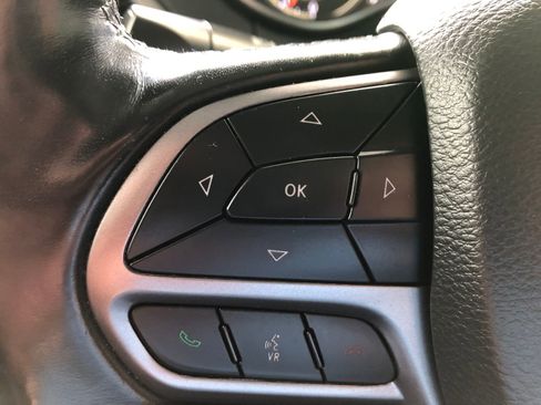 Used 2020 Jeep Cherokee Limited FWD image 35