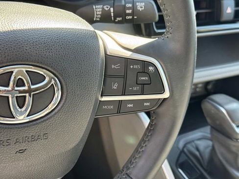 Used 2024 Toyota Highlander LE image 32