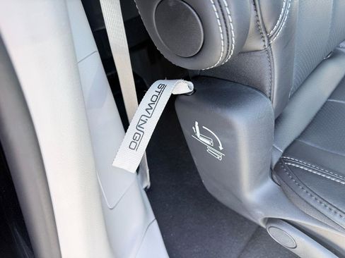 Used 2024 Chrysler Pacifica Touring-L image 16