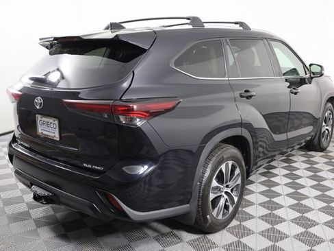 Used 2024 Toyota Highlander XLE AWD/4WD image 8