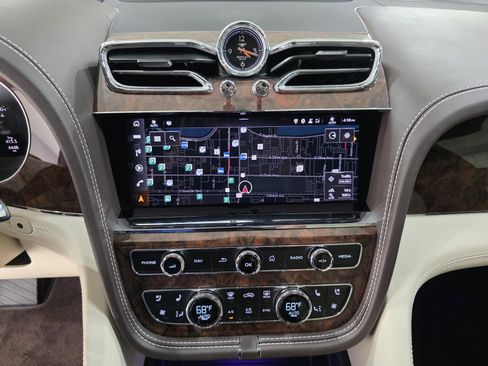 Used 2023 Bentley Bentayga image 19