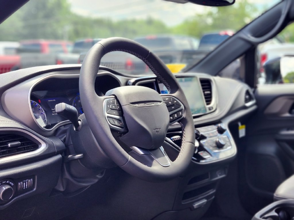 New 2027 Chrysler Pacifica Select AWD/4WD image 20