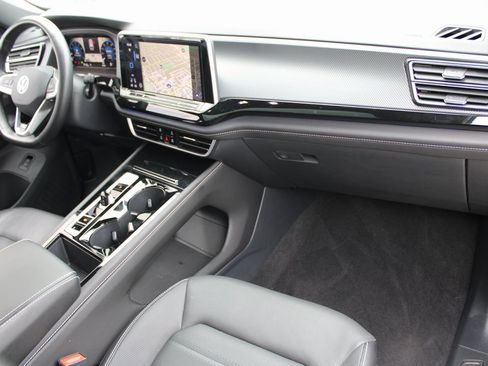 Certified 2025 Volkswagen Atlas Cross Sport SEL R-Line image 28