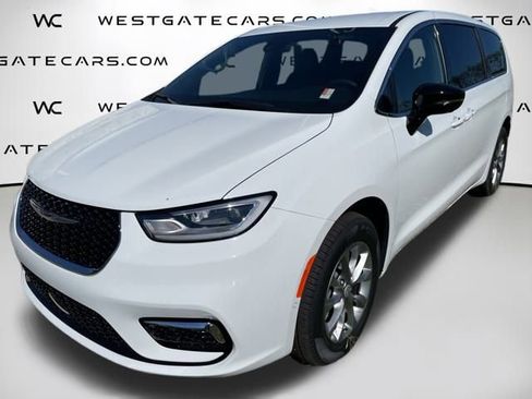New 2026 Chrysler Pacifica Select image 1