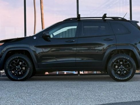 Used 2015 Jeep Cherokee Trailhawk w/ Leather Interior Group AWD/4WD image 5