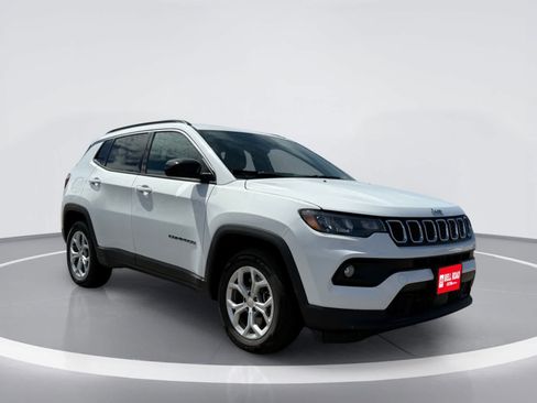 Used 2024 Jeep Compass Latitude AWD/4WD image 6