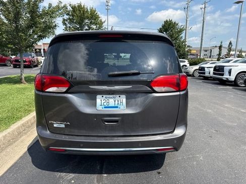 Used 2017 Chrysler Pacifica Touring-L FWD image 4
