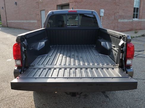 Used 2022 Toyota Tacoma SR5 AWD/4WD image 7