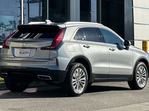 Used 2024 Cadillac XT4 Premium Luxury image 4