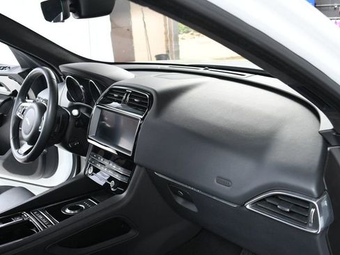 Used 2020 Jaguar F-PACE Premium image 27