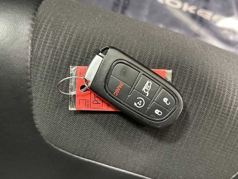 Used 2018 Jeep Cherokee Latitude Plus w/ Comfort/Convenience Group image 30