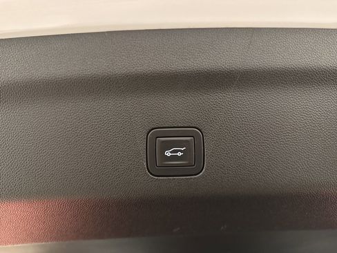 Used 2025 GMC Yukon XL Denali image 31