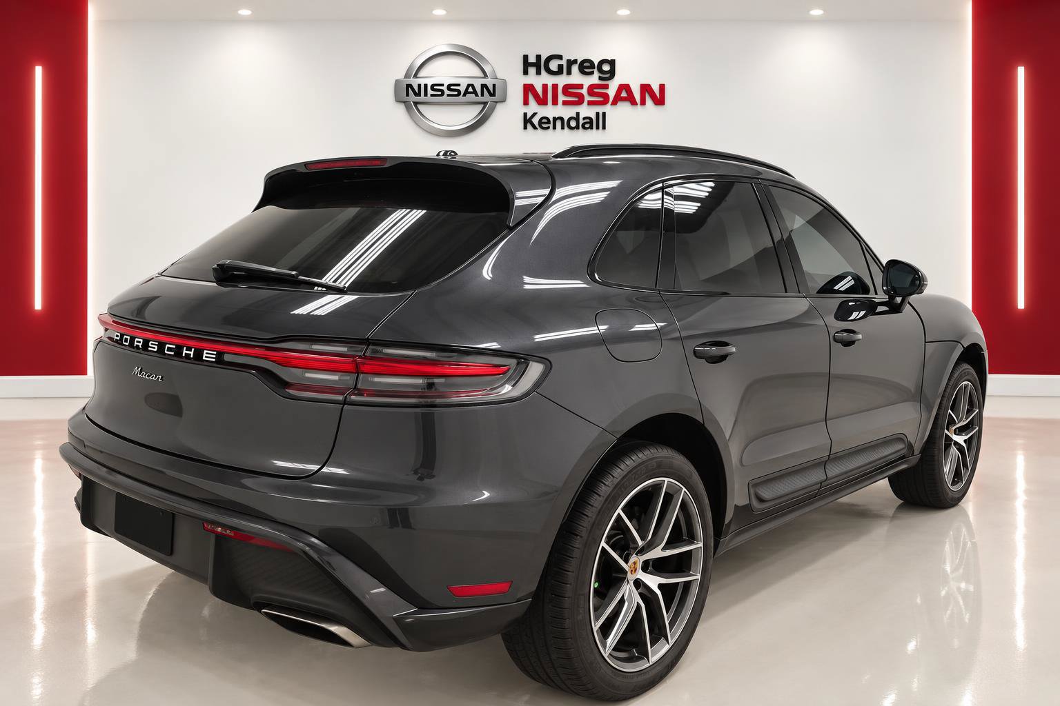 Used 2025 Porsche Macan w/ Premium Package Plus AWD/4WD image 4