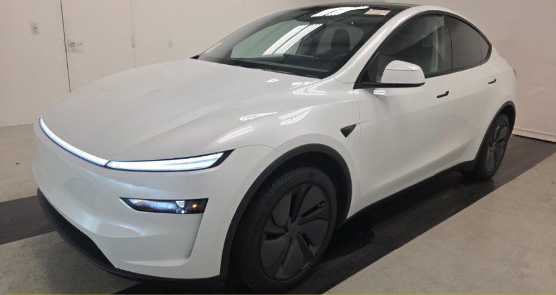 Used 2026 Tesla Model Y Long Range RWD image 1