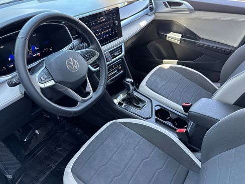 Used 2025 Volkswagen Taos SE FWD image 4