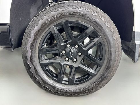 Used 2025 Chevrolet Silverado 1500 LT Trail Boss w/ Convenience Package II AWD/4WD image 31