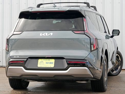 Used 2024 Kia EV9 Land image 5