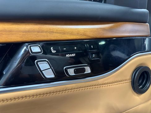 Used 2022 Jeep Grand Wagoneer Series III w/ Rear Seat Video Group 1 image 35