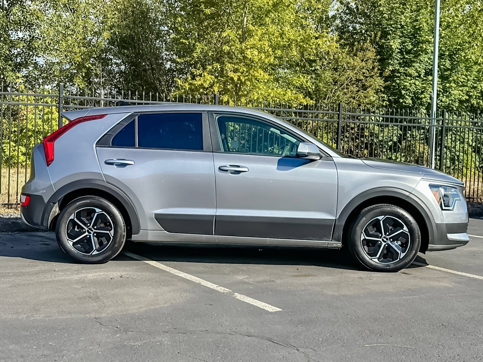 Used 2025 Kia Niro LX FWD image 2