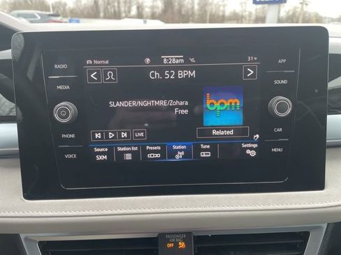 Certified 2025 Volkswagen Taos SE w/ Panoramic Sunroof Package image 19