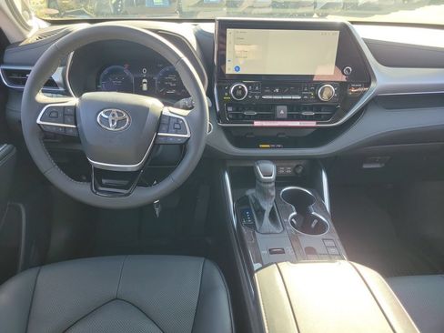 New 2026 Toyota Highlander Platinum AWD/4WD image 11