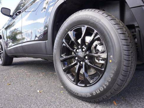 Used 2021 Jeep Cherokee Latitude Lux w/ Comfort/Convenience Group image 6