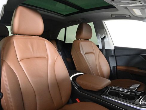 Used 2022 Audi Q8 Premium image 16