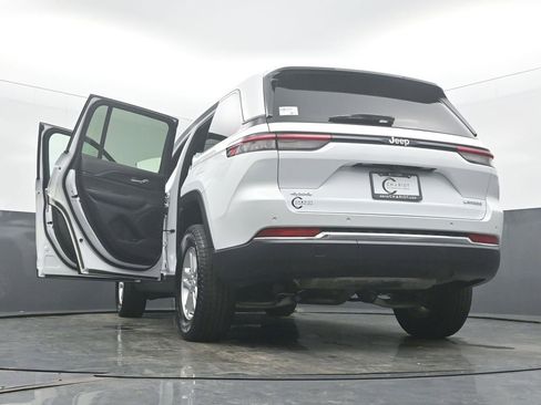 Used 2024 Jeep Grand Cherokee Laredo w/ Luxury Tech Group I AWD/4WD image 58