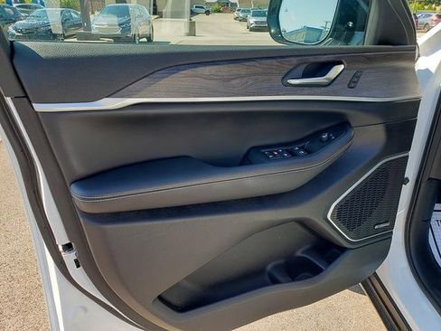 Used 2024 Jeep Grand Cherokee Limited w/ Luxury Tech Group II image 9