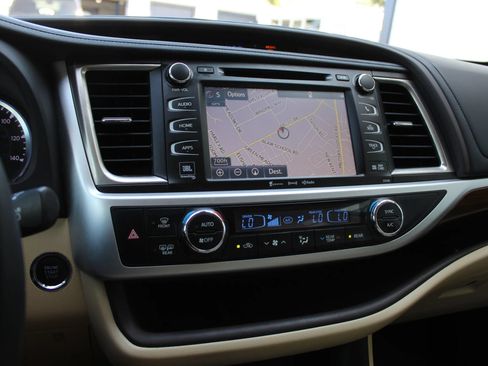 Used 2018 Toyota Highlander Limited AWD/4WD image 16