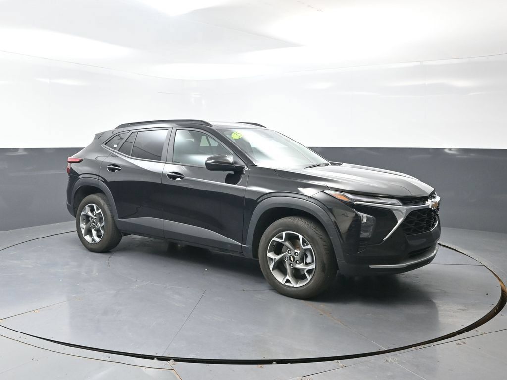Used 2025 Chevrolet Trax LT FWD image 5