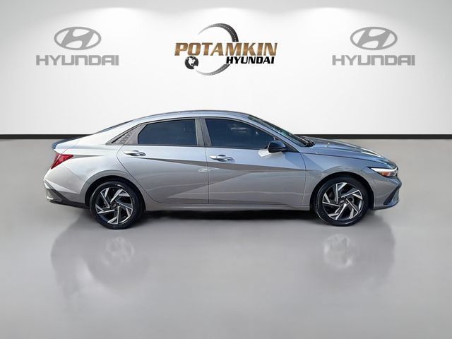 Certified 2025 Hyundai Elantra Sport FWD image 4