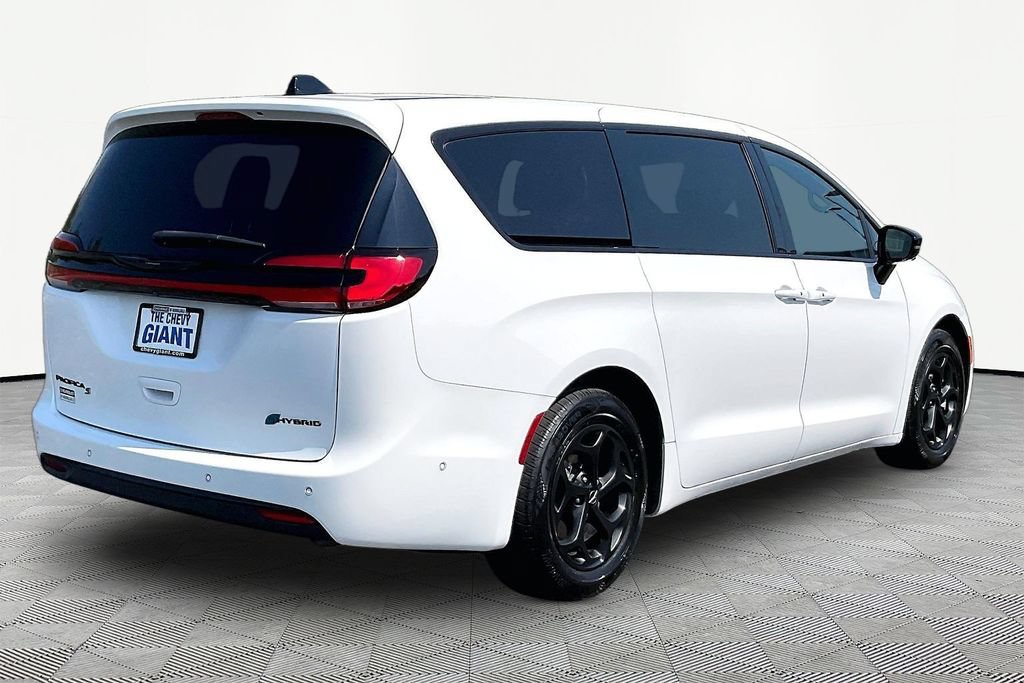 Used 2024 Chrysler Pacifica Limited FWD image 6