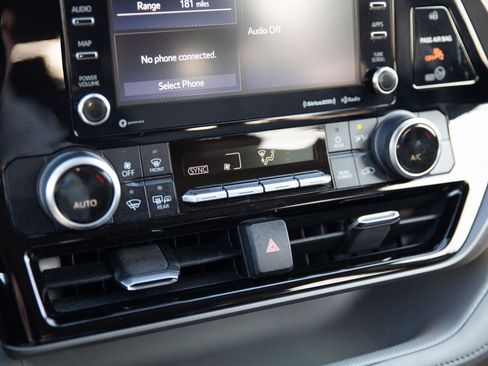 Used 2020 Toyota Highlander LE image 15