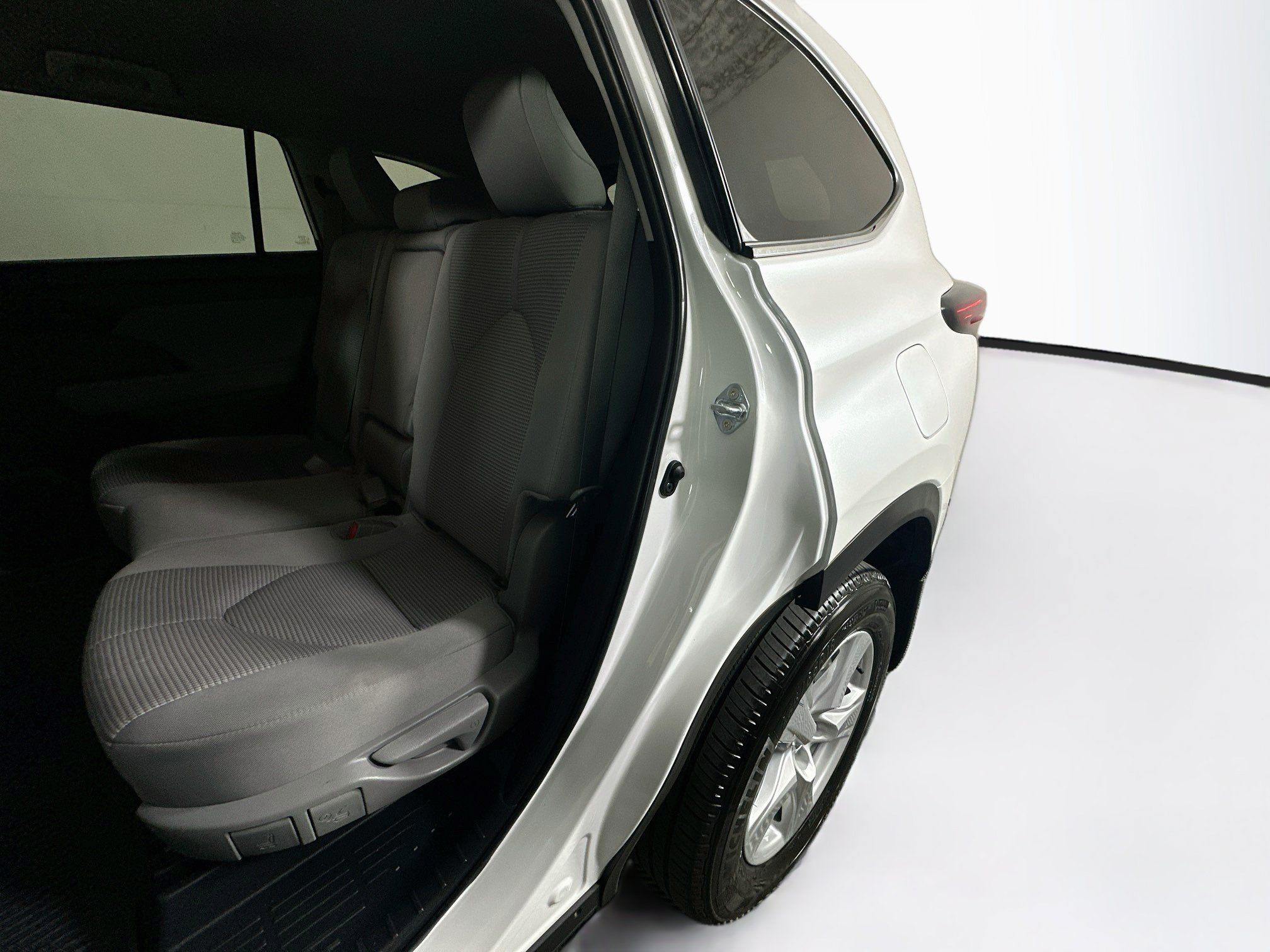 Used 2025 Toyota Highlander LE FWD image 26
