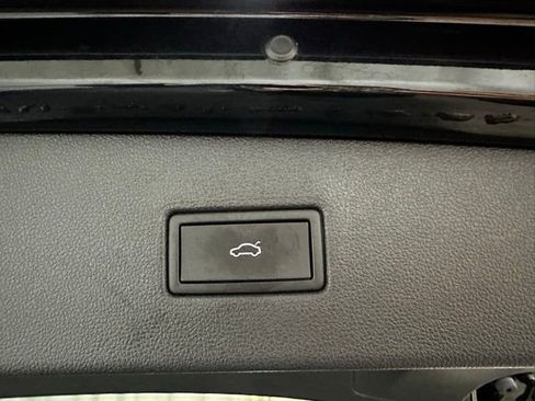 Used 2022 Volkswagen Tiguan SE image 37