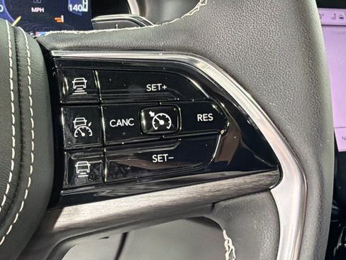Used 2025 Jeep Grand Cherokee Overland w/ Luxury Tech Group IV AWD/4WD image 38