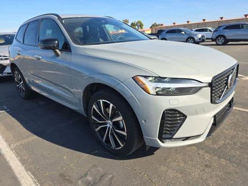 Certified 2025 Volvo XC60 B5 Plus image 3